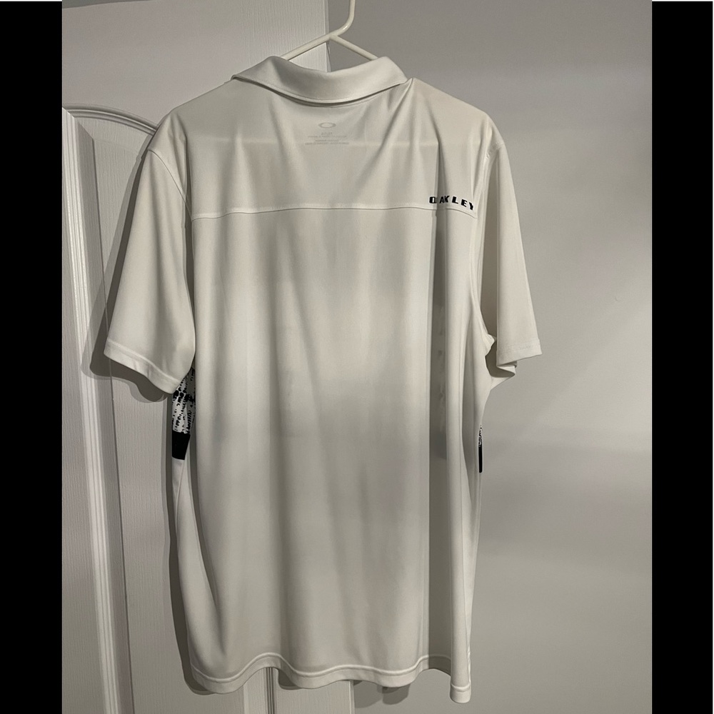 Oakley white t shirt size xl